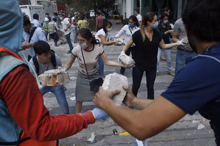 photo dong dat mexico cac anh hung giap mat than chet de cuu nguoi