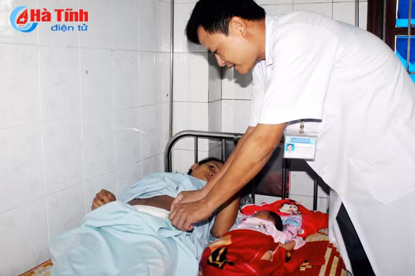 bvdk ky anh mo cap cuu thanh cong 2 ca de kho trong bao