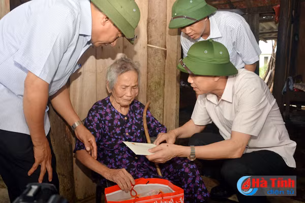 bo truong dao ngoc dung tham hoi trao qua ho tro nguoi dan ha tinh