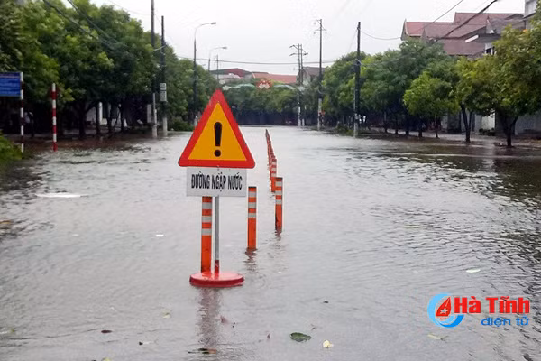 video ha tinh gio van vu mua ngut troi truoc gio bao do