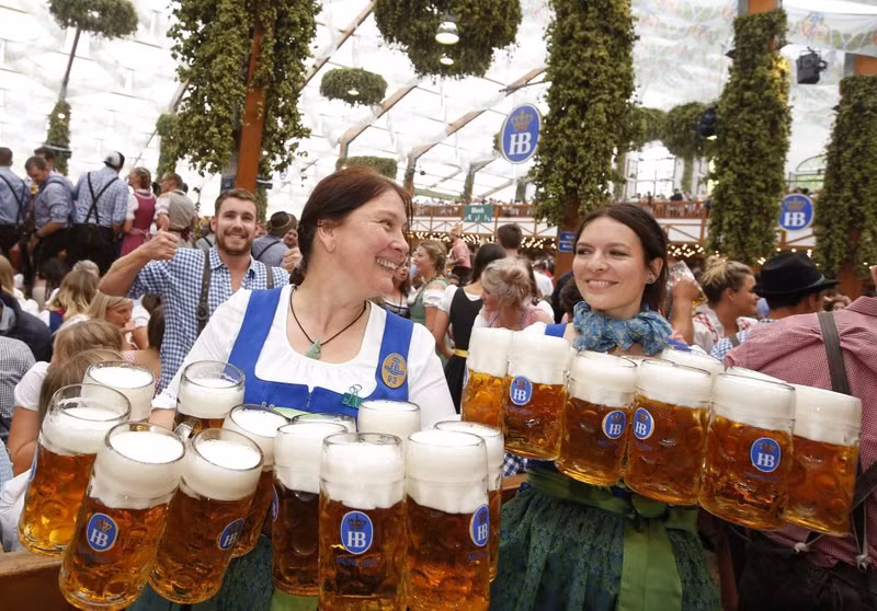 soi dong le hoi bia oktoberfest vua khai mac tai duc