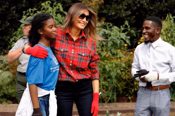hinh anh de nhat phu nhan melania trump trong rau trong vuon nha trang