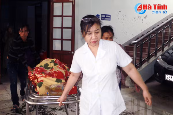 bvdk ky anh mo cap cuu thanh cong 2 ca de kho trong bao
