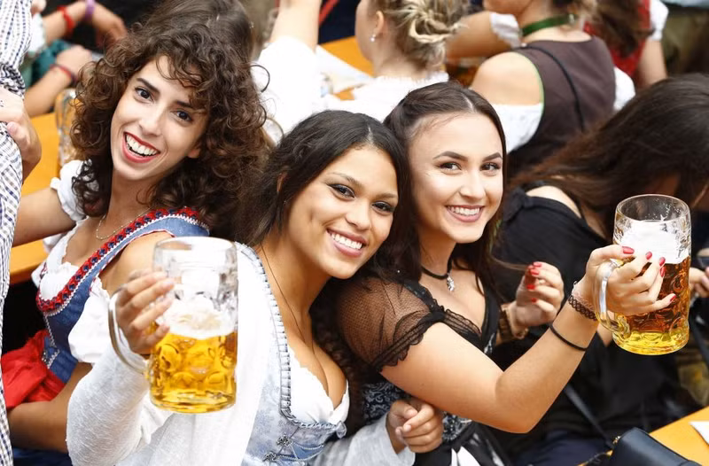 soi dong le hoi bia oktoberfest vua khai mac tai duc