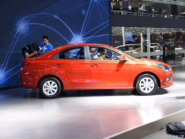 phien ban binh dan cua hyundai accent duoc bay ban voi gia chua den 180 trieu dong
