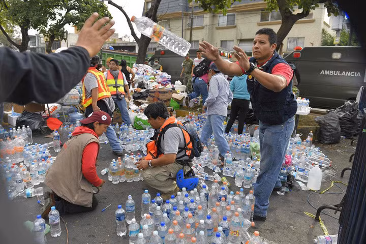 photo dong dat mexico cac anh hung giap mat than chet de cuu nguoi