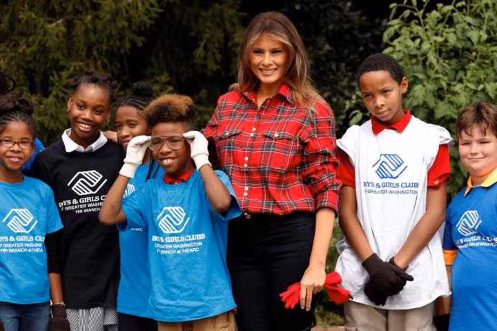 hinh anh de nhat phu nhan melania trump trong rau trong vuon nha trang