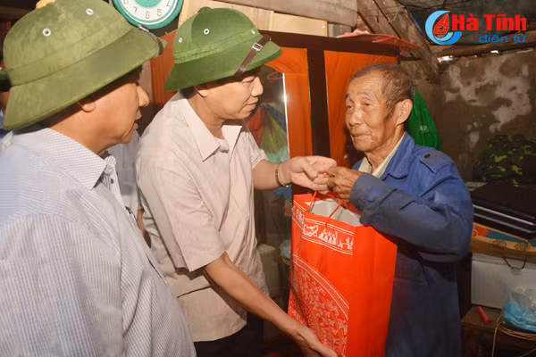 bo truong dao ngoc dung tham hoi trao qua ho tro nguoi dan ha tinh