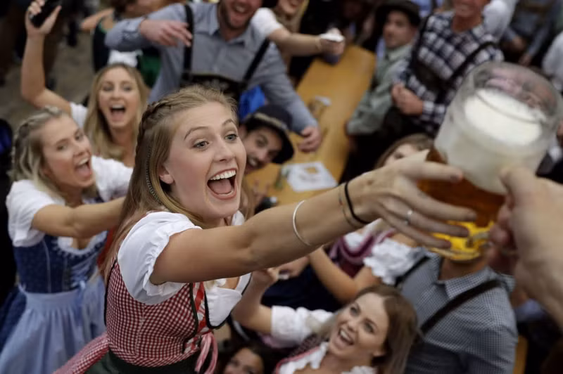 soi dong le hoi bia oktoberfest vua khai mac tai duc