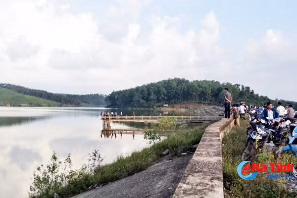 ru nhau tam ho mot nam sinh duoi nuoc