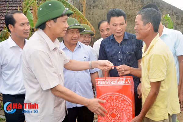 bo truong dao ngoc dung tham hoi trao qua ho tro nguoi dan ha tinh
