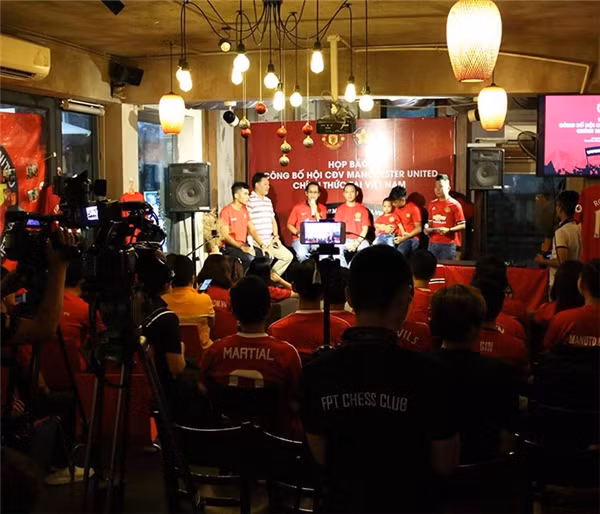 mourinho bat ngo gui thu chuc mung hoi cdv chinh thuc cua m u tai viet nam