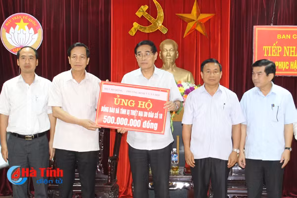 bo truong dao ngoc dung tham hoi trao qua ho tro nguoi dan ha tinh