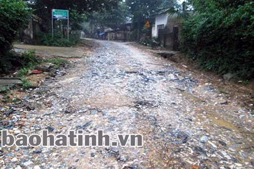Trên 10 km huyện lộ 6 xuất hiện chằng chịt ổ voi, ổ gà