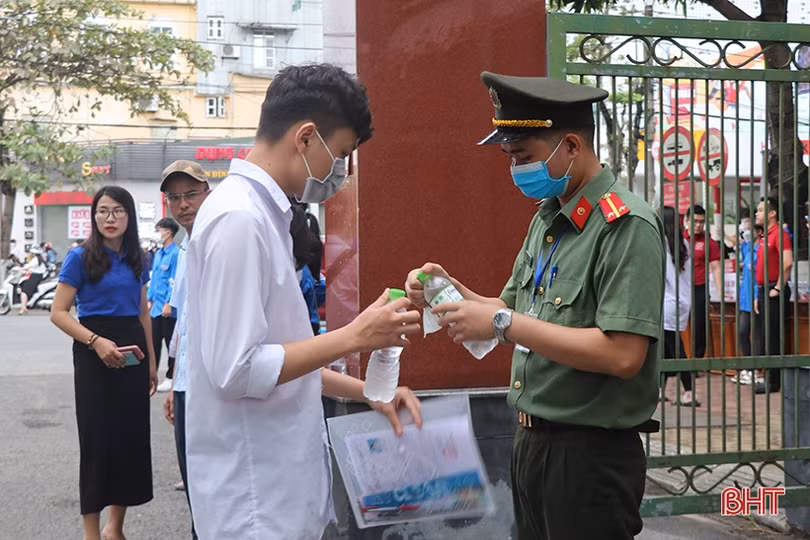 Thí sinh tại 35 điểm thi ở Hà Tĩnh bước vào môn thi đầu tiên Kỳ thi tốt nghiệp THPT 2022