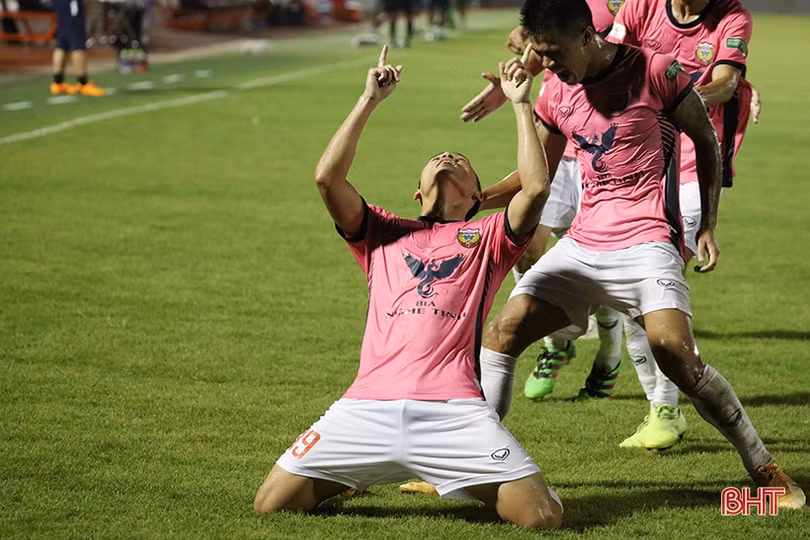 Hồng Lĩnh Hà Tĩnh thắng Bình Dương 3-1, leo lên vị trí thứ 4