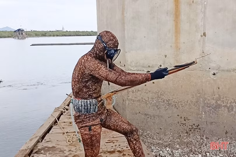 Săn cá dưới đáy sông ở Hà Tĩnh