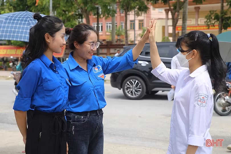 Sỹ tử Hà Tĩnh vui vẻ rời trường thi, gửi lời cảm ơn các lực lượng hỗ trợ