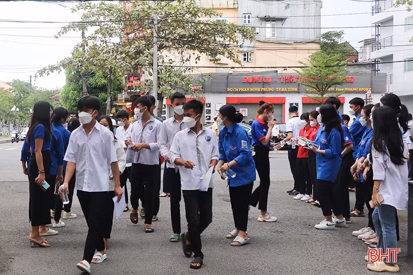Thí sinh tại 35 điểm thi ở Hà Tĩnh bước vào môn thi đầu tiên Kỳ thi tốt nghiệp THPT 2022