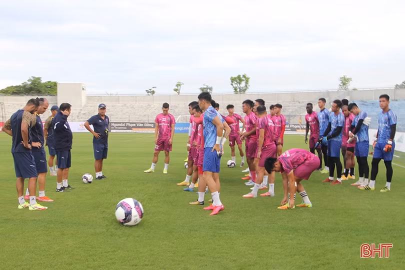 “Xem giò” Tiến Linh cùng đồng đội Becamex Bình Dương trên sân Hà Tĩnh