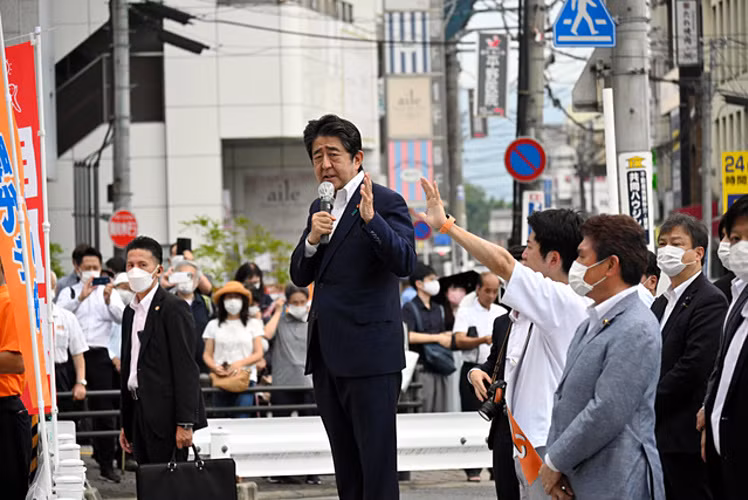 Cựu Thủ tướng Nhật Shinzo Abe bị bắn vào ngực