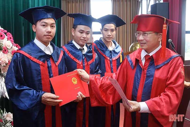 Cao đẳng Kỹ thuật Việt - Đức Hà Tĩnh trao bằng tốt nghiệp cho 1.466 HSSV