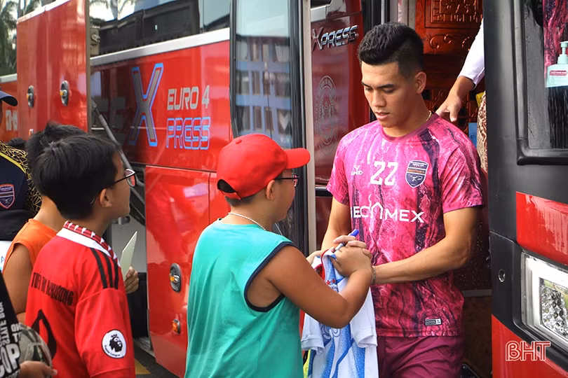 “Xem giò” Tiến Linh cùng đồng đội Becamex Bình Dương trên sân Hà Tĩnh