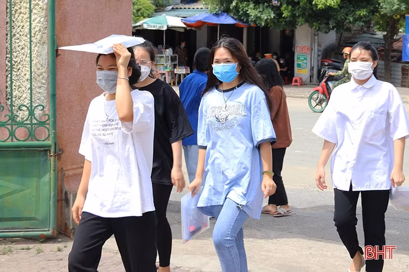 Sỹ tử Hà Tĩnh vui vẻ rời trường thi, gửi lời cảm ơn các lực lượng hỗ trợ