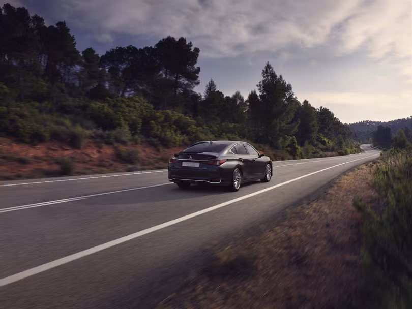 Lexus ES 2023 ra mắt, nâng cấp công nghệ