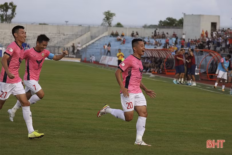 Hồng Lĩnh Hà Tĩnh thắng Bình Dương 3-1, leo lên vị trí thứ 4