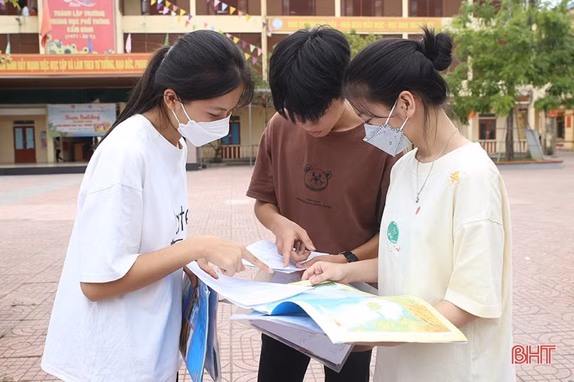 Sỹ tử Hà Tĩnh vui vẻ rời trường thi, gửi lời cảm ơn các lực lượng hỗ trợ