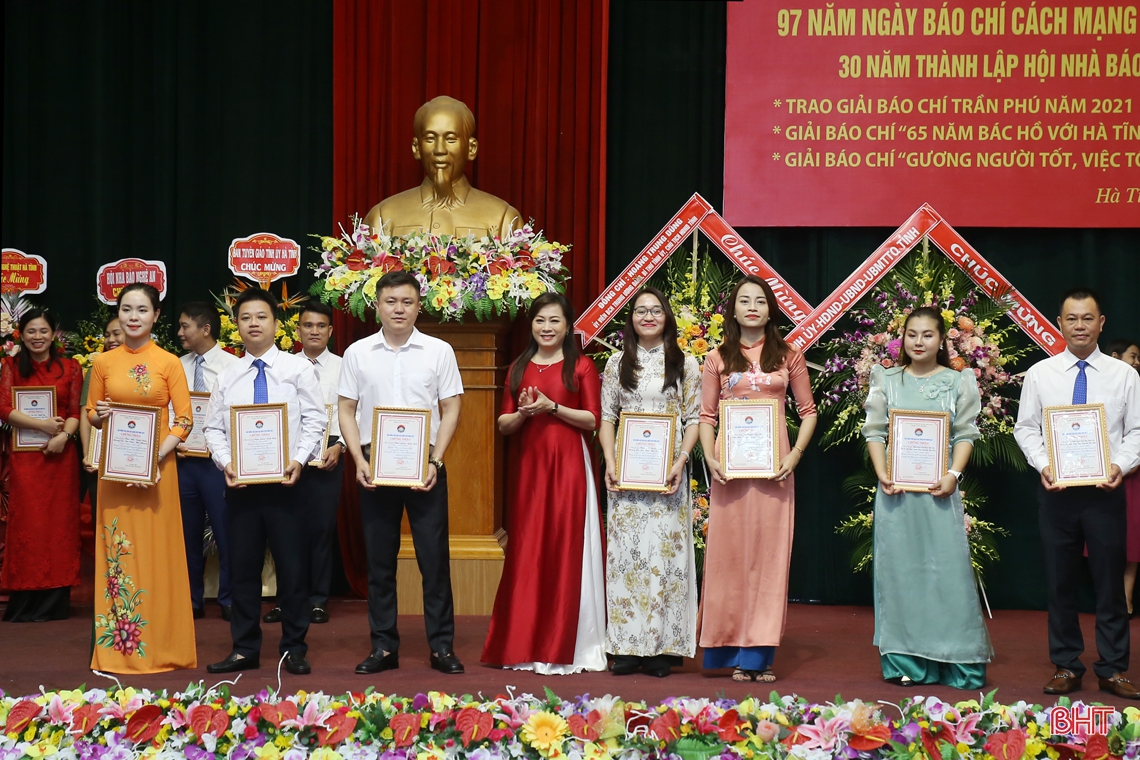Hà Tĩnh vinh danh 76 tác phẩm báo chí xuất sắc