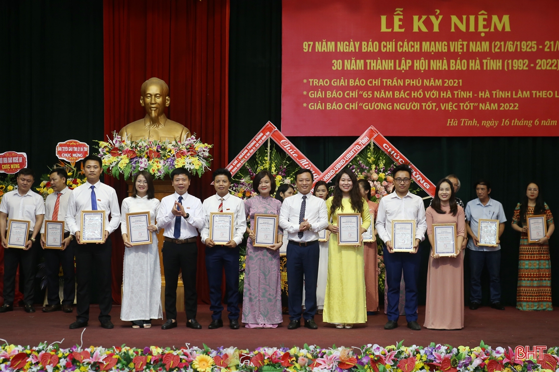 Hà Tĩnh vinh danh 76 tác phẩm báo chí xuất sắc