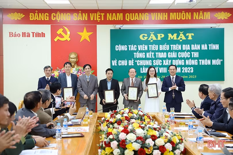 Báo Hà Tĩnh gặp mặt cộng tác viên, trao giải Cuộc thi chung sức xây dựng nông thôn mới 2023
