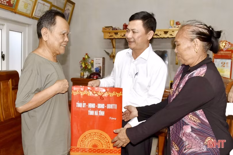 Khẩn trương rà soát, lập danh sách người có công để tặng quà tết
