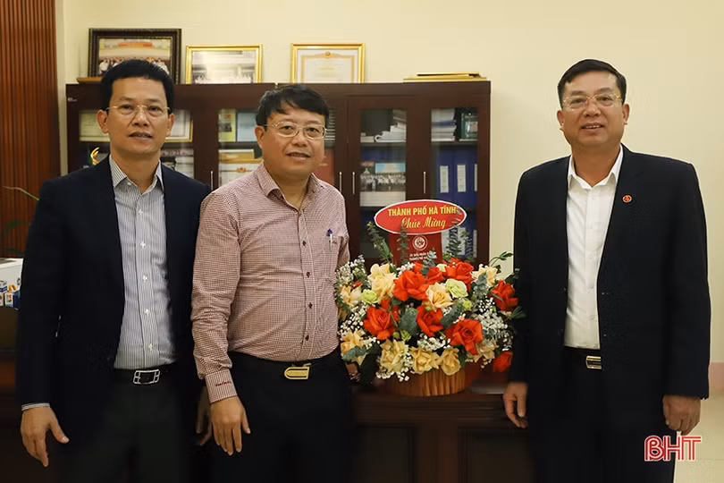 Lãnh đạo TP Hà Tĩnh động viên các đơn vị thực hiện nhiệm vụ quyết toán