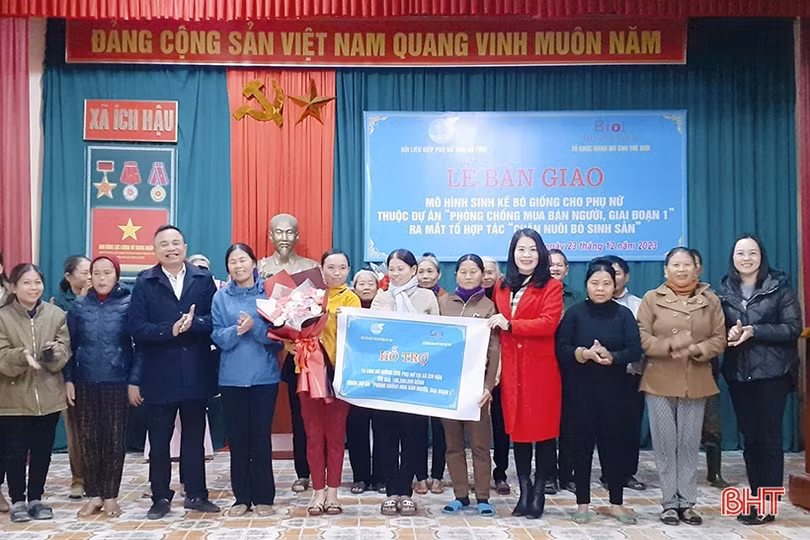 Trao 735 triệu đồng hỗ trợ mô hình sinh kế cho hội viên phụ nữ nghèo
