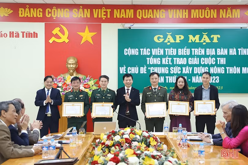 Báo Hà Tĩnh gặp mặt cộng tác viên, trao giải Cuộc thi chung sức xây dựng nông thôn mới 2023