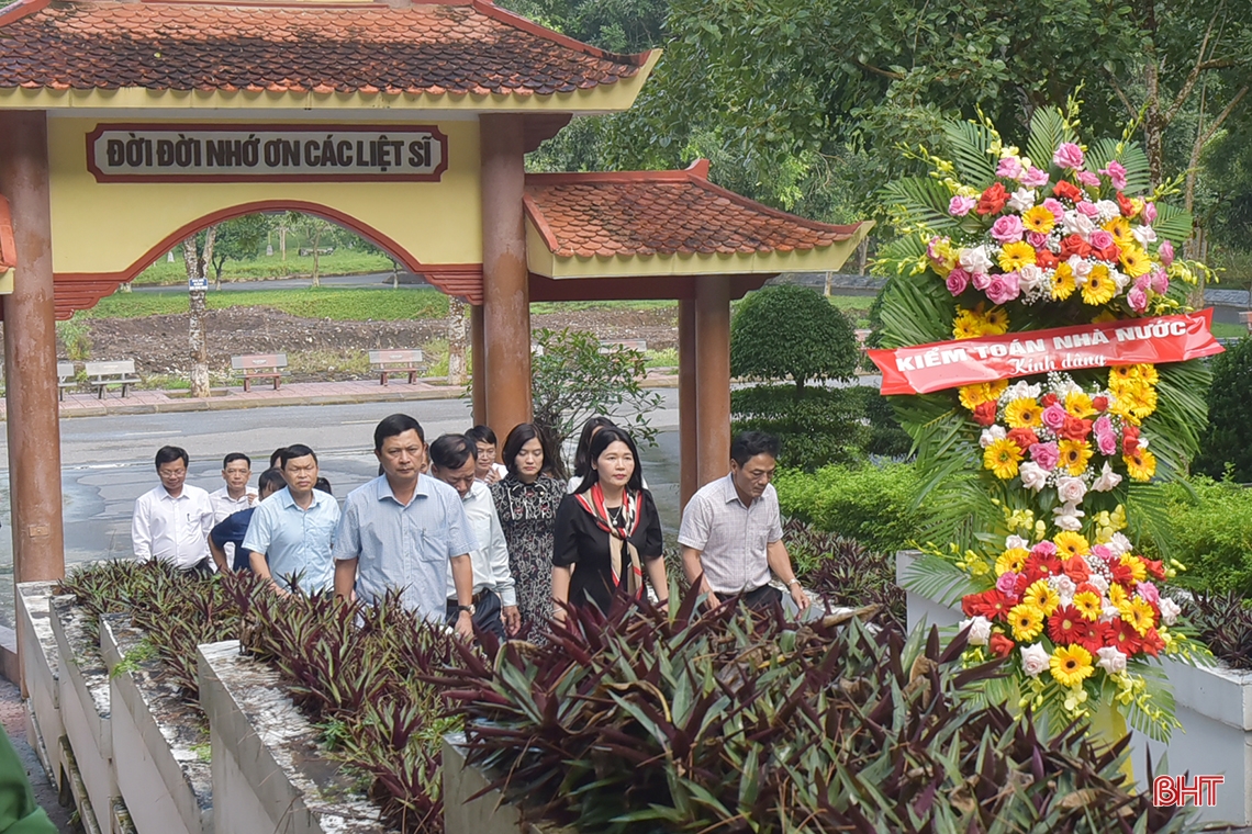Kiểm toán Nhà nước và Vietcombank tổ chức nhiều hoạt động nhân ái tại Hà Tĩnh