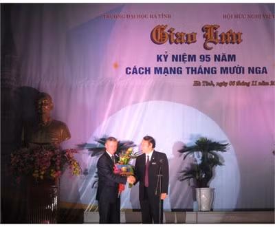 GS.TS Nguyễn Văn Đính - Hiệu trưởng trường ĐH Hà Tĩnh tặng hoa cho GS.TS Buianốp Vladimir Petrovich