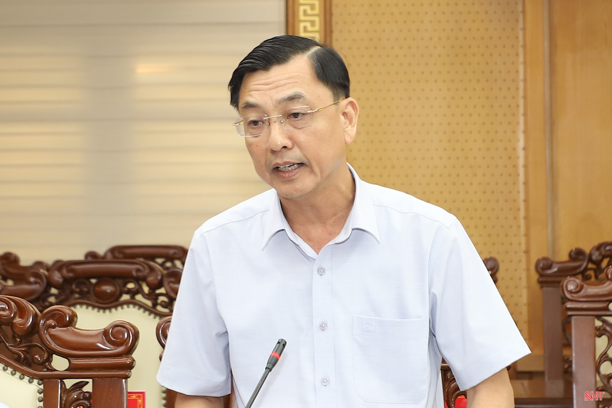 Đồng chí Trần Việt Hà - Ủy viên BTV Tỉnh ủy, Trưởng ban Quản lý KKT tỉnh báo cáo tiến độ các dự án trọng điểm tại KKT Vũng Áng.