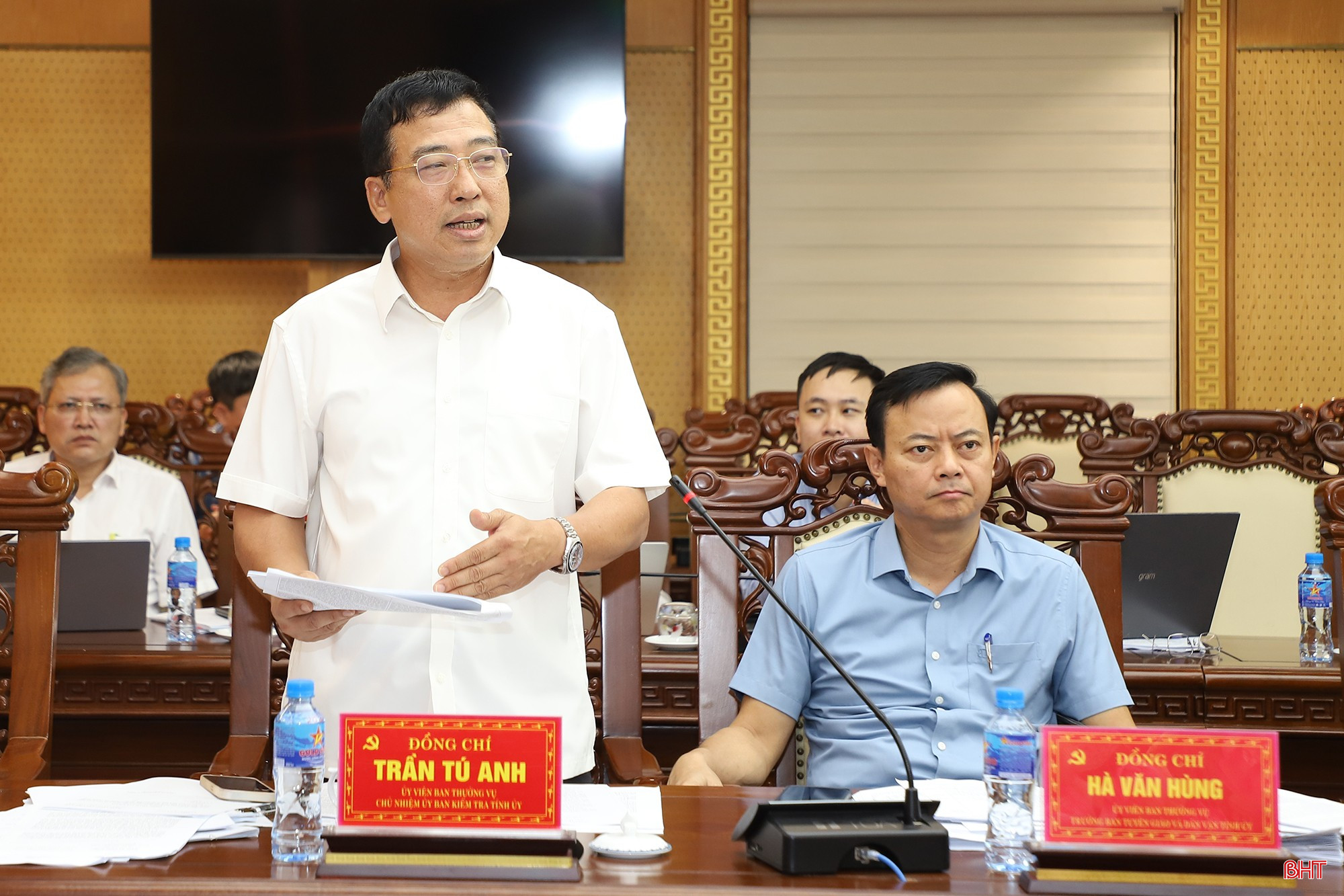 Đồng chí Trần Tú Anh - Ủy viên BTV, Chủ nhiệm UBKT Tỉnh ủy tham gia ý kiến.