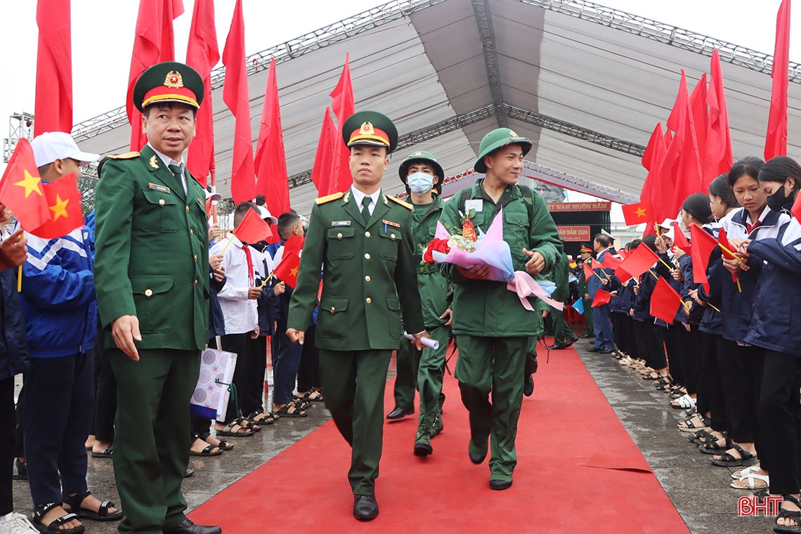 Lãnh đạo Hà Tĩnh, Bộ Quốc phòng dự lễ giao nhận quân tại các địa phương