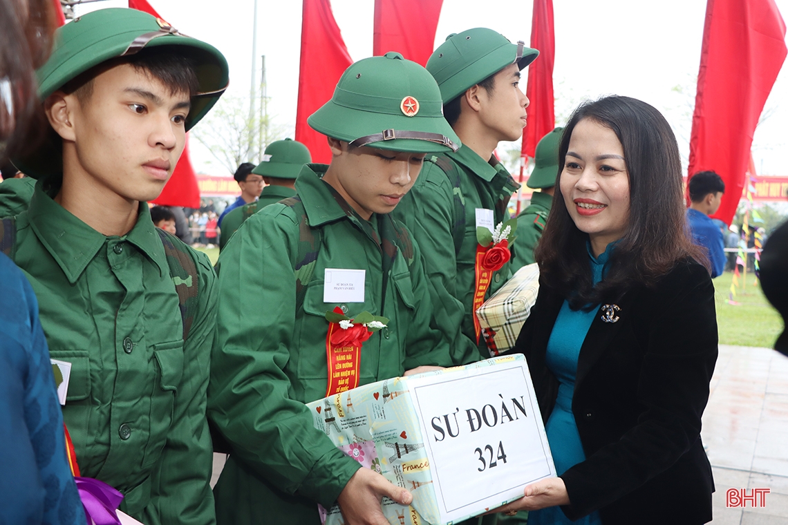 Lãnh đạo Hà Tĩnh, Bộ Quốc phòng dự lễ giao nhận quân tại các địa phương