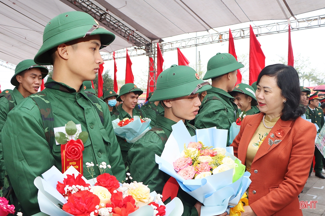 Lãnh đạo Hà Tĩnh, Bộ Quốc phòng dự lễ giao nhận quân tại các địa phương