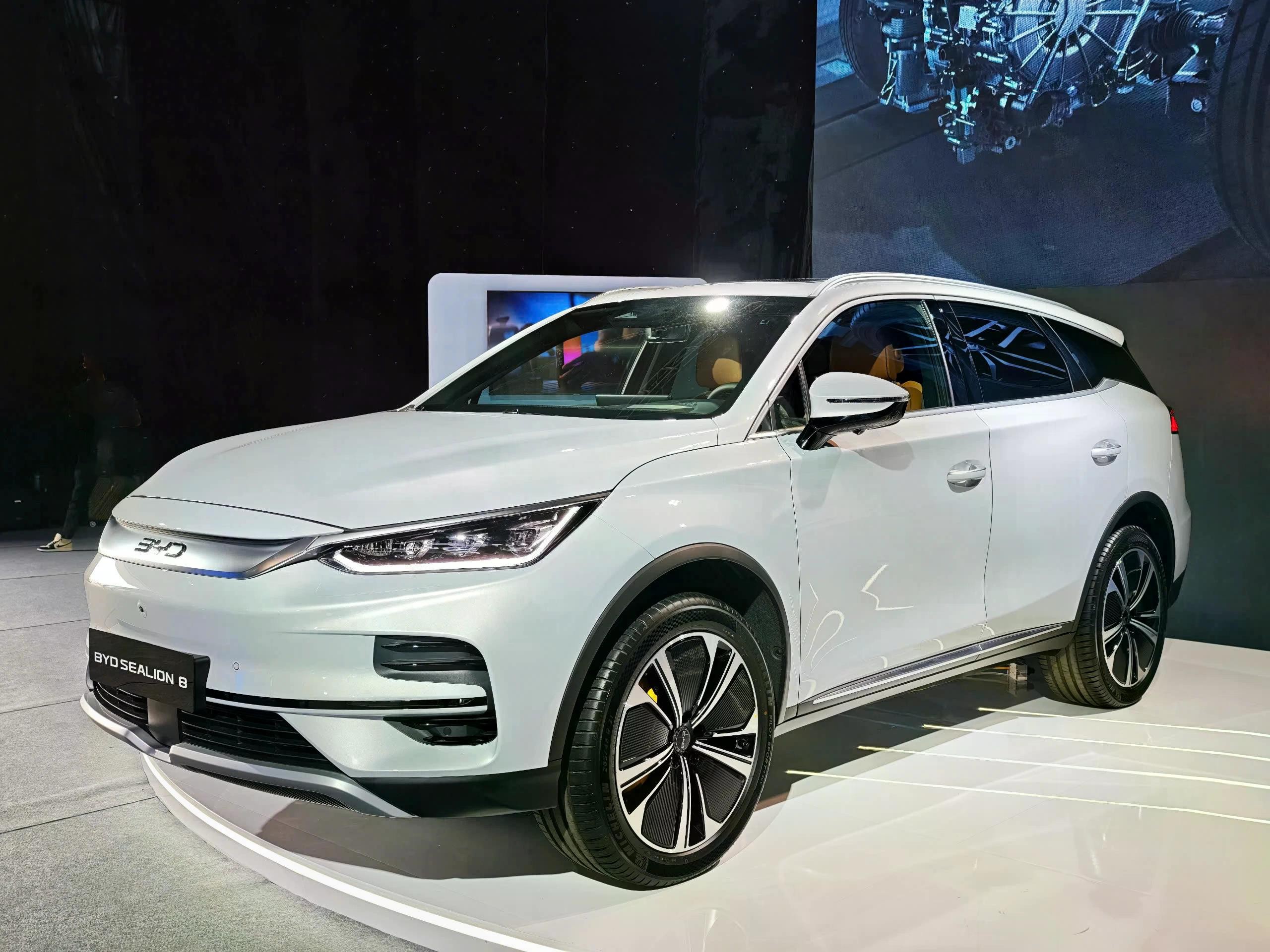 Jaecoo J7 (trái) và BYD Sealion 6 (phải). Ảnh: Phúc Hậu.