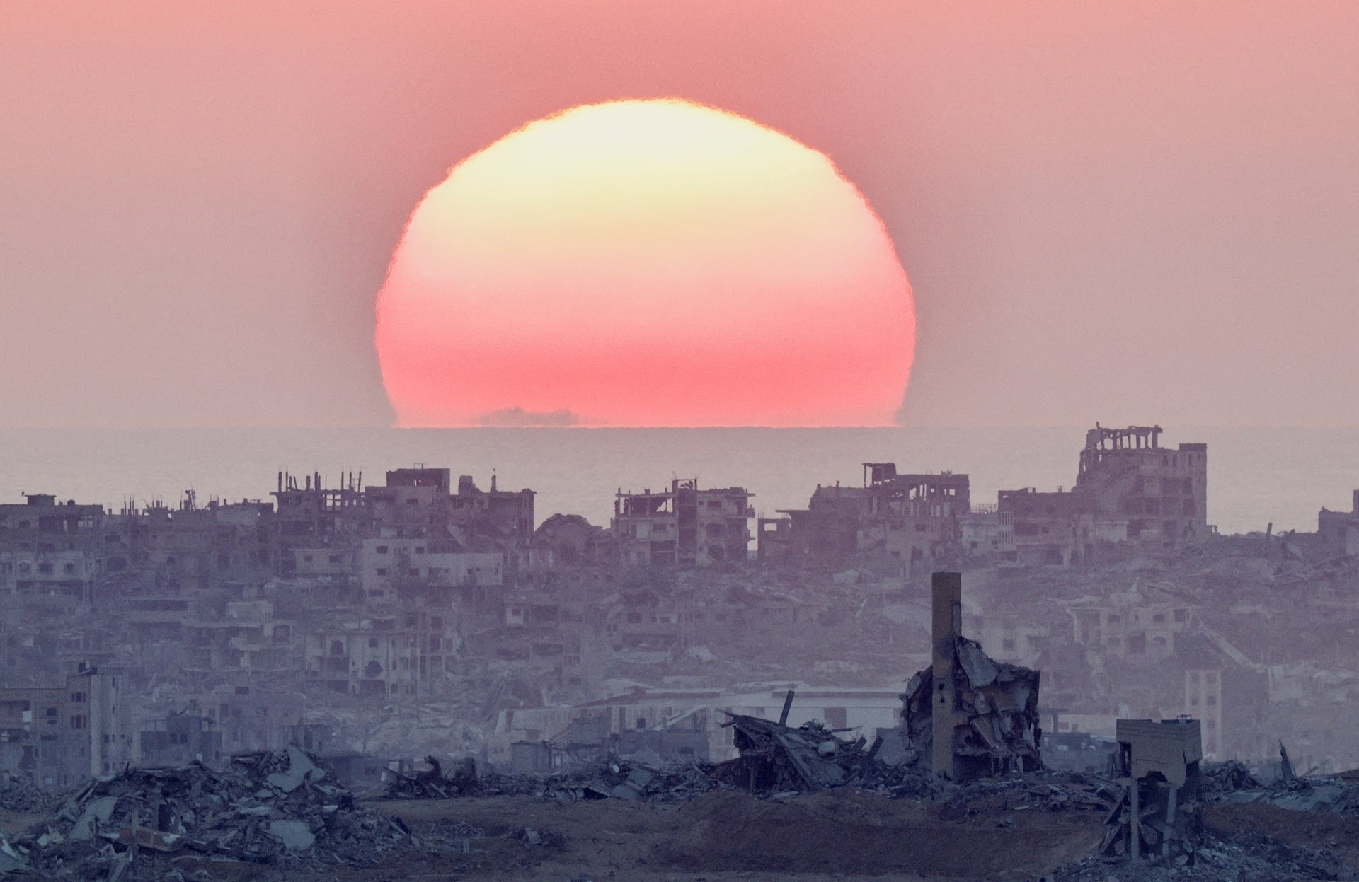 Mặt trời lặn ở Dải Gaza ngày 28/7.