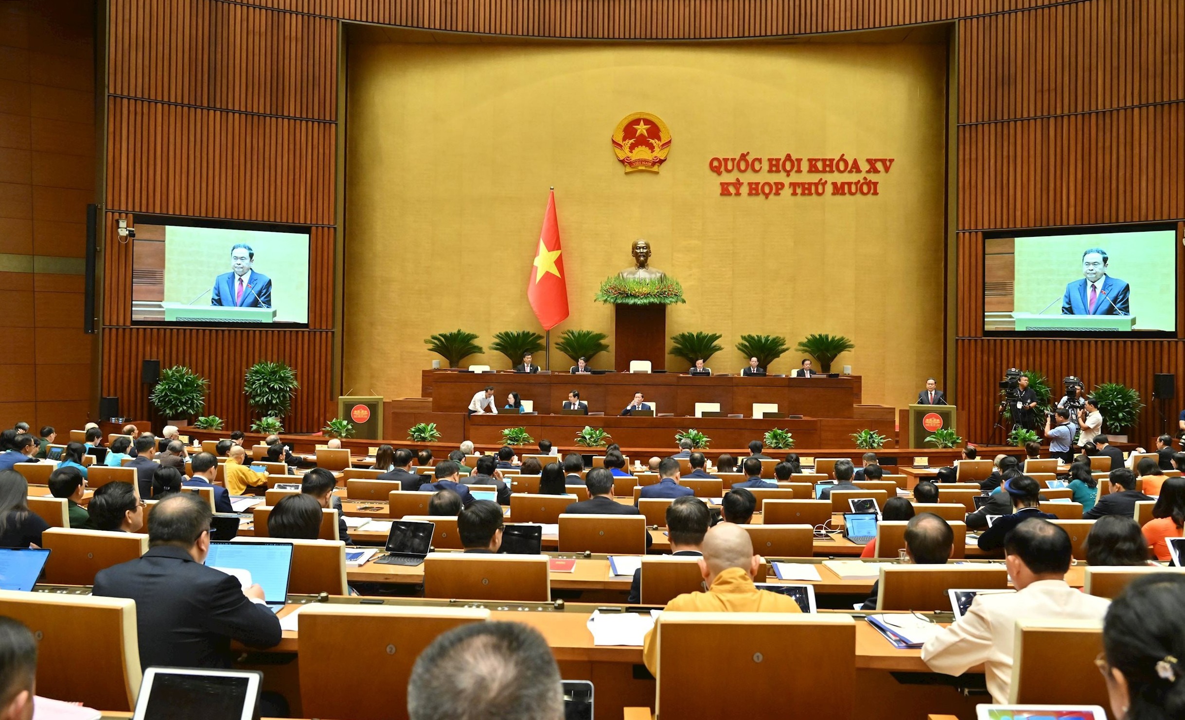 toan-canh-chu-tich-quoc-hoi-tran-thanh-man-phat-bieu-khai-mac-ky-hopvqk-9217.jpg