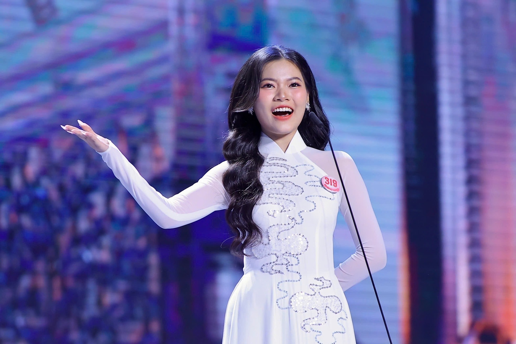 Thí sinh Hồ Yến Linh, sinh năm 2004, đến từ Hà Nội, sinh viên Đại học Mỹ thuật Công nghiệp. Cô có bằng tiếng Nhật JLPT, hạng N4.