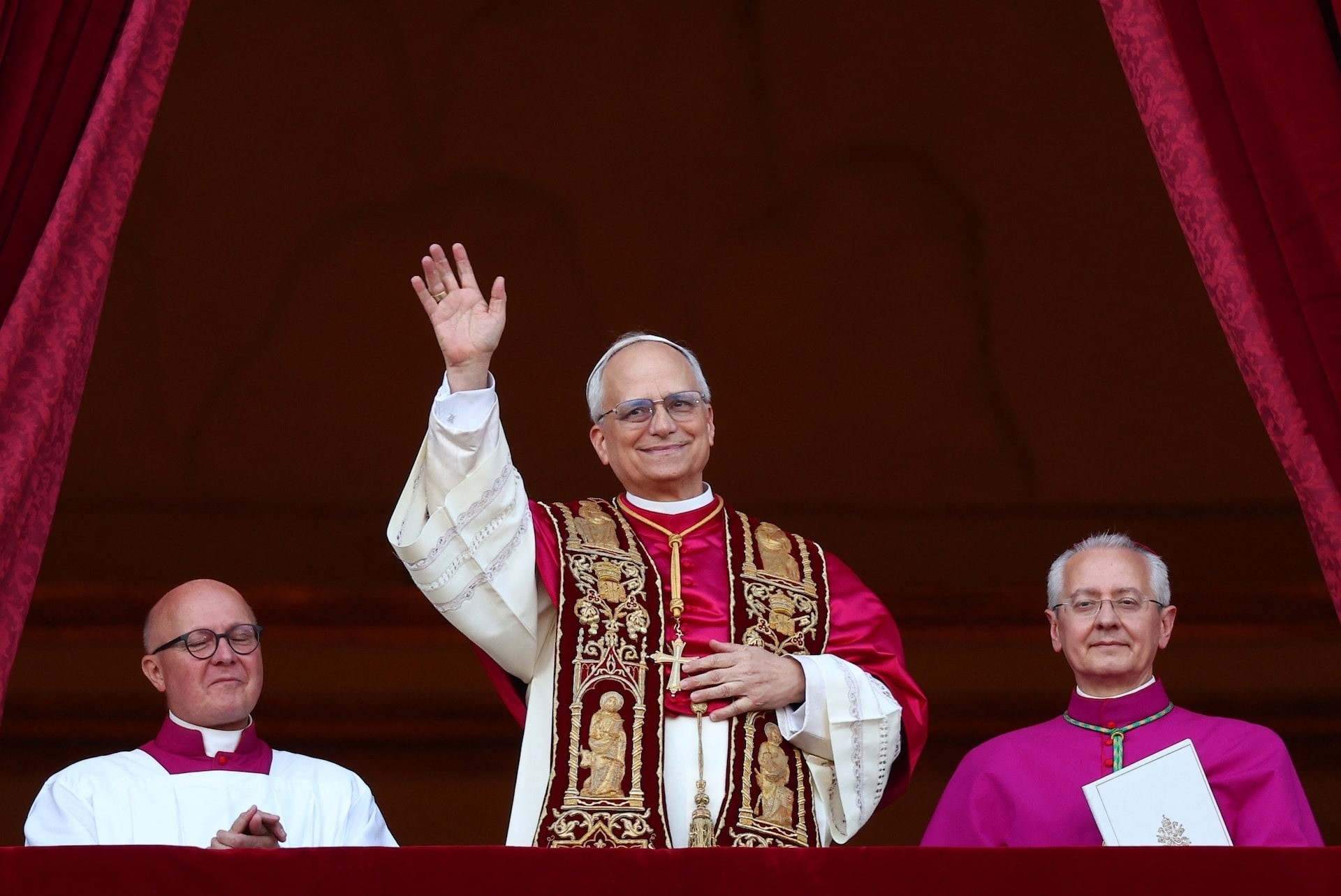 Tân Giáo hoàng Leo XIV xuất hiện trên ban công Vương cung Thánh đường Thánh Peter tại Vatican ngày 8/5.
